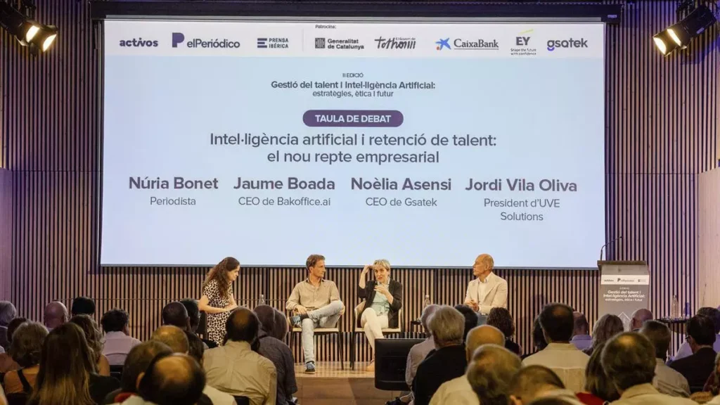 Mesa de debate sobre inteligencia artificial y retención de talento con Noelia Asensi, CEO de GSATEK, Jaume Boada, Jordi Vila Oliva y Núria Bonet.
