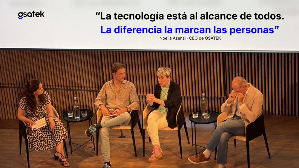 Noelia Asensi, CEO de GSATEK, durante una mesa de debate sobre inteligencia artificial, gestión del talento y futuro del trabajo.