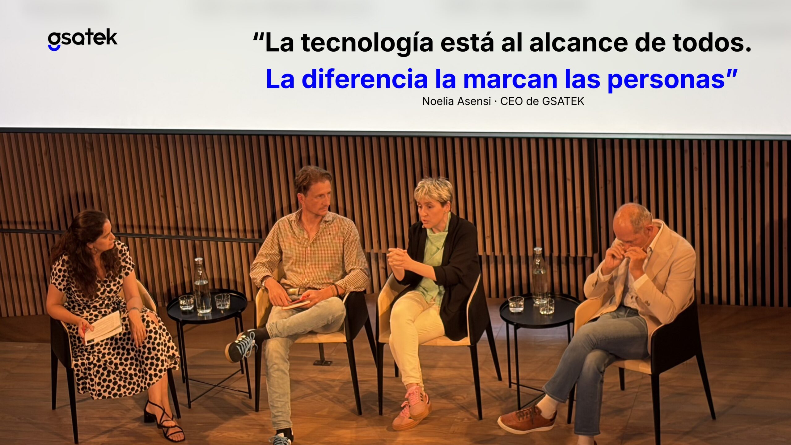 Noelia Asensi, CEO de GSATEK, durante una mesa de debate sobre inteligencia artificial, gestión del talento y futuro del trabajo.